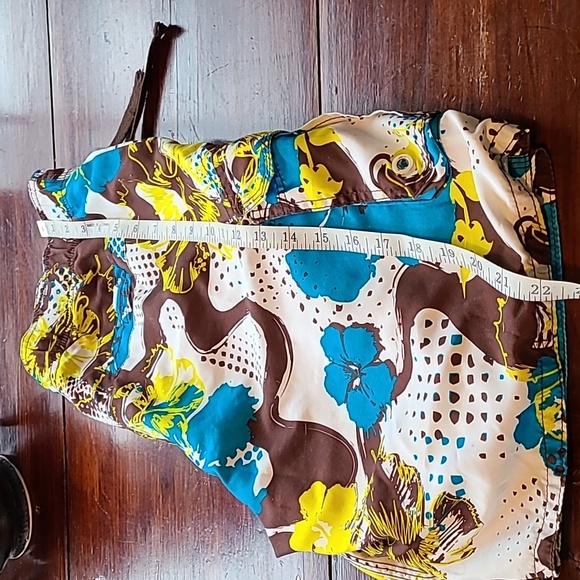 Like new 5 pocket men's shorts/ swim trunks. Mesh interior. - Picture 10 of 12